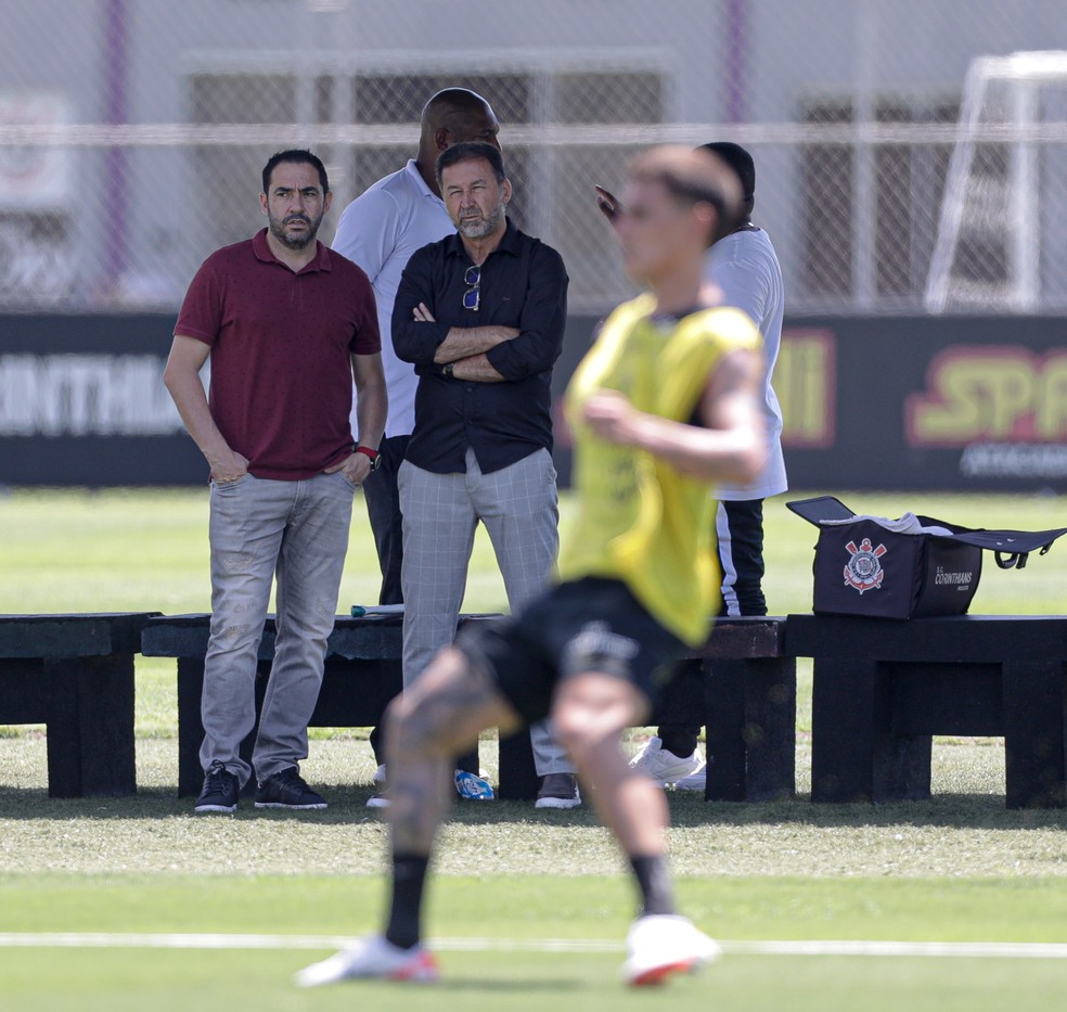 Chicão e Augusto Melo acompanham treino do Corinthians — Foto: Rodrigo Coca/Agência Corinthians