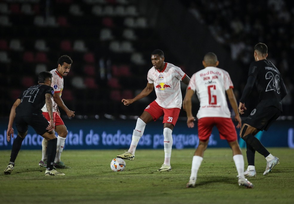 Douglas Mendes em Bragantino x Corinthians - Sul-Americana &mdash; Foto: Ari Ferreira/Red Bull Bragantino