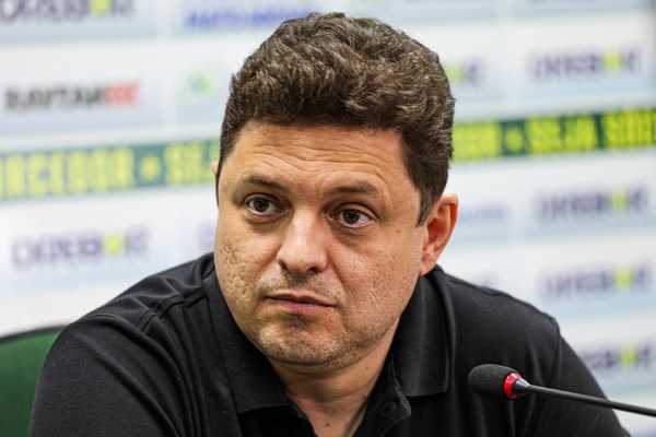 Presidente do Cuiabá critica Corinthians por suposto golpe no futebol brasileiro.