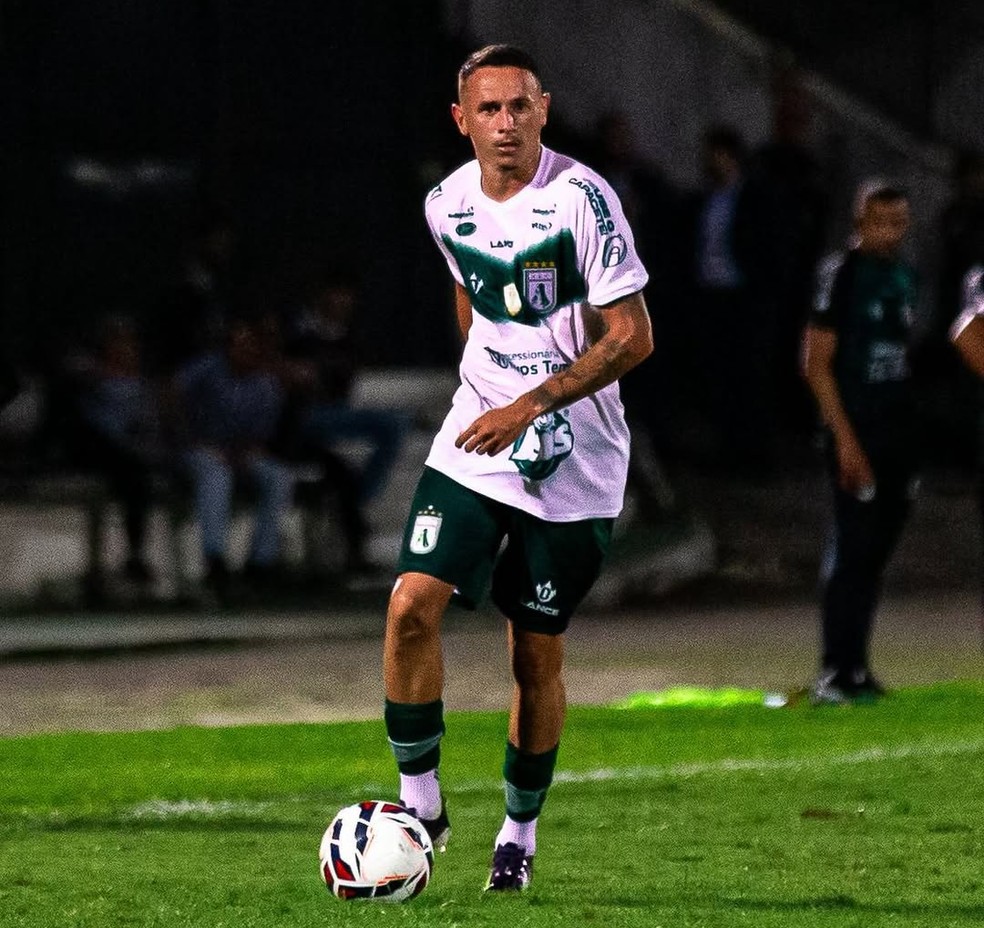 Volante Nathan Silva em sua passagem pelo Sousa � Foto: Reprodu��o / Redes sociais