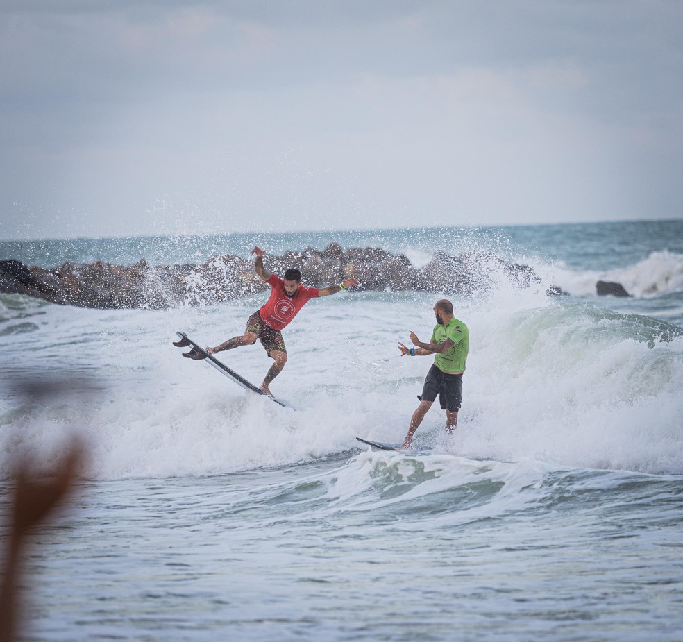 Filipe Toledo e Jadson André surfando em Natal — Foto: Tyrone/@tyronemft