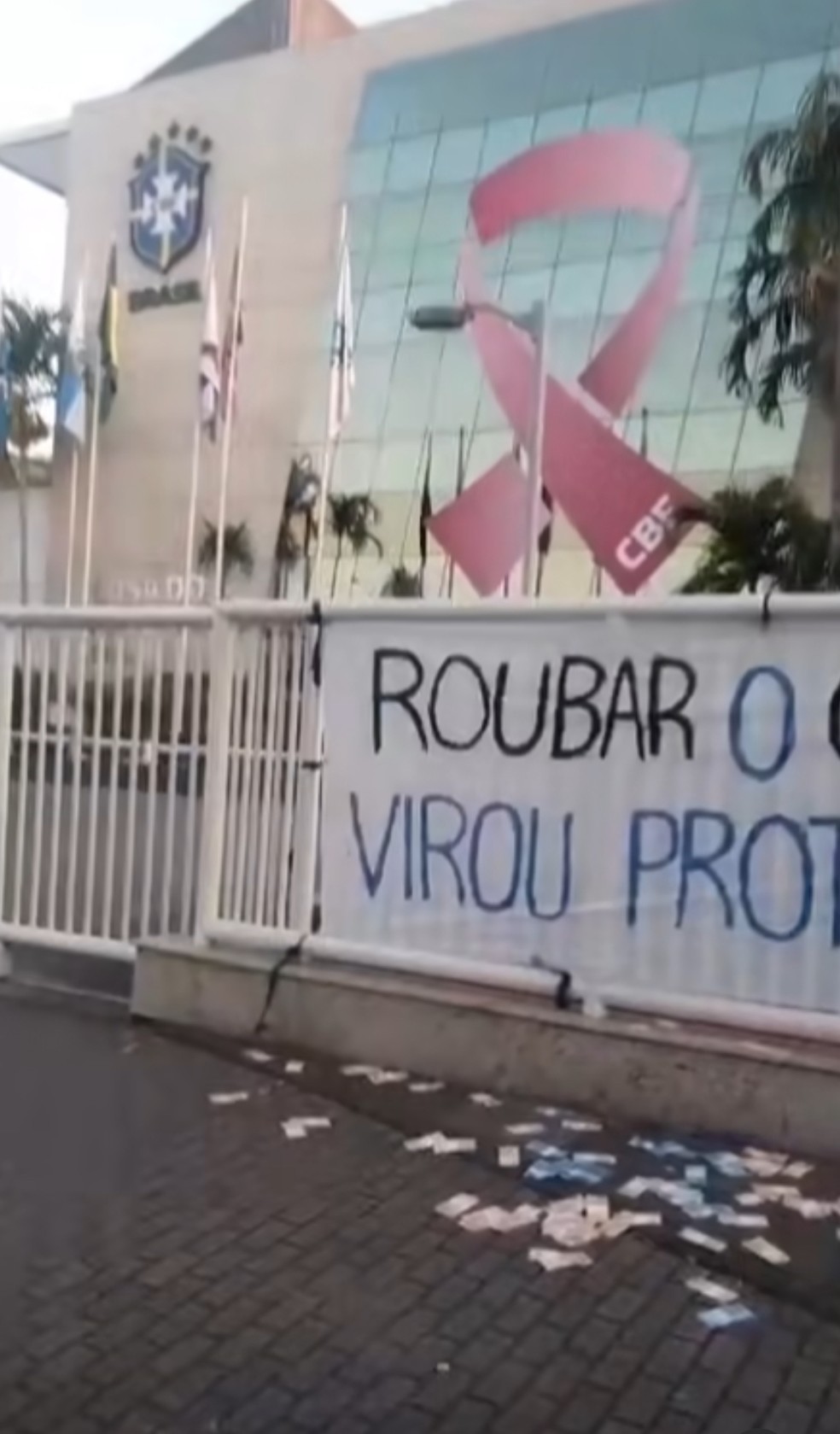 Torcida do Grêmio faz protesto na sede da CBF — Foto: Divulgação/Grêmio