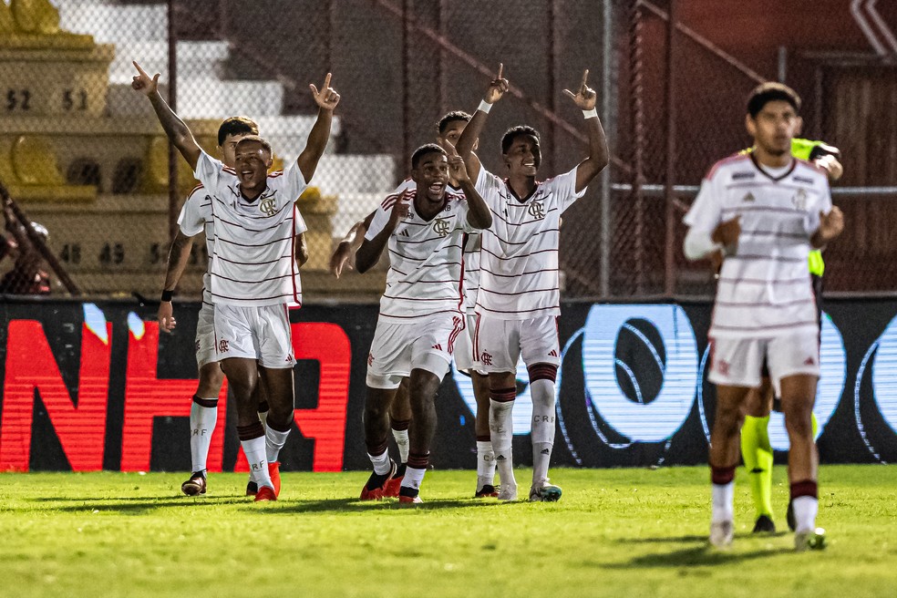 Felipe Lima, autor do gol e o segundo da esquerda para a direita, comemora com os rubro-negros — Foto: Jhony Inácio/Ag. Paulistão