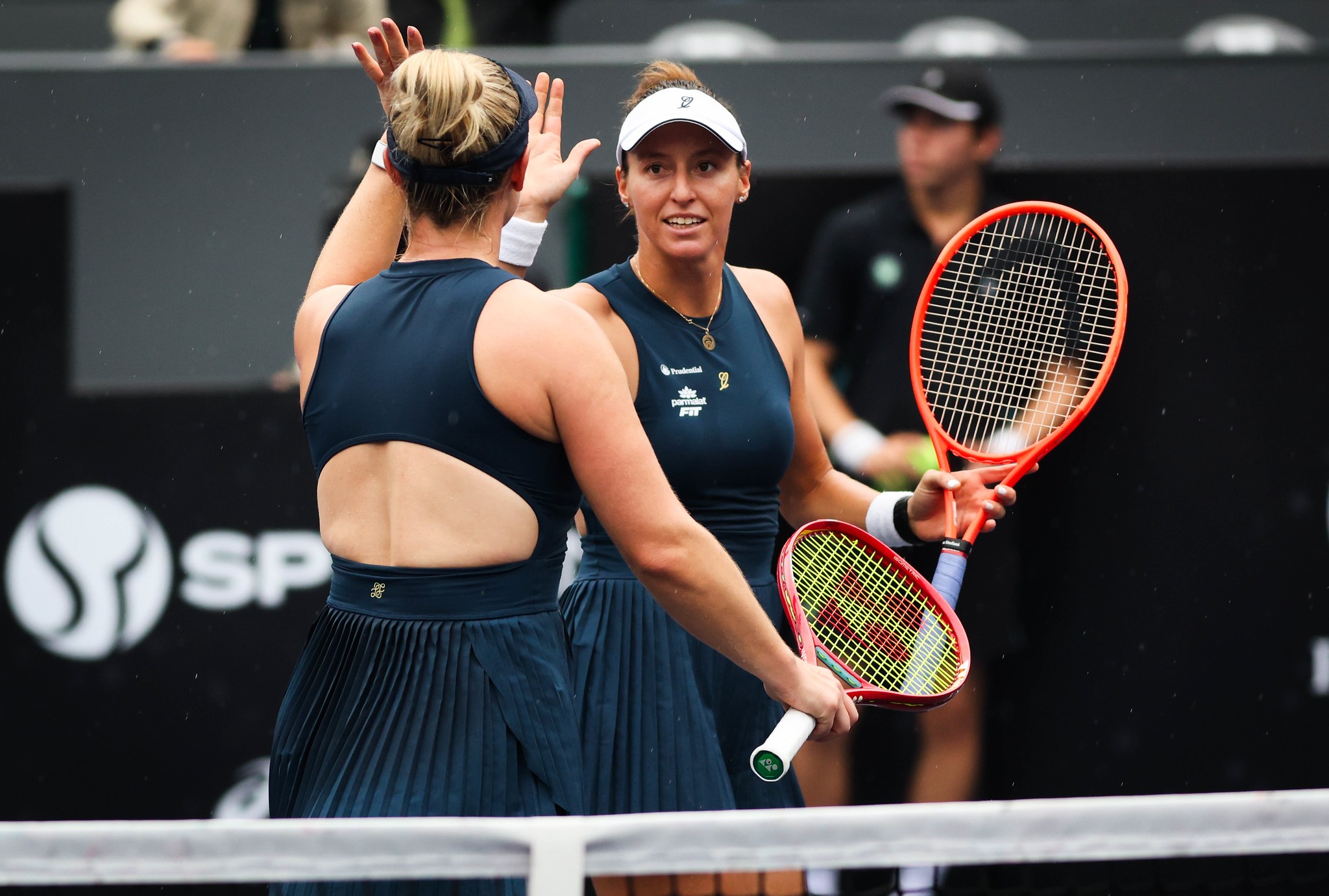 Stefani e Dabrowski vencem americanas após paralisação e são campeãs do SP Open