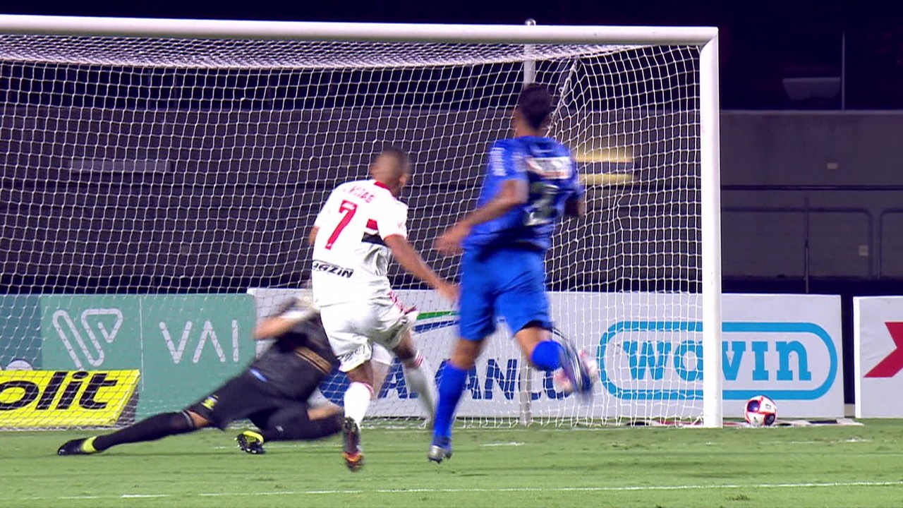 Gol do São Paulo! Rojas recupera a bola no meio, avança e toca na saída do goleiro, aos 8' do 1T