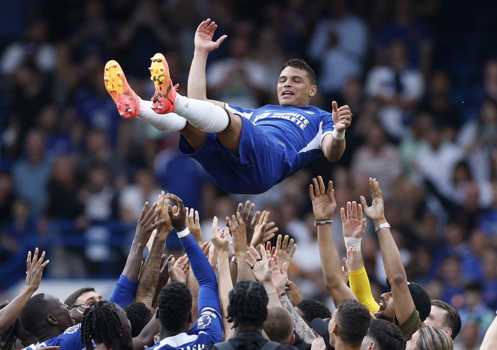 Thiago Silva é carregado por colegas em despedida do Chelsea — Foto: John Sibley/Reuters