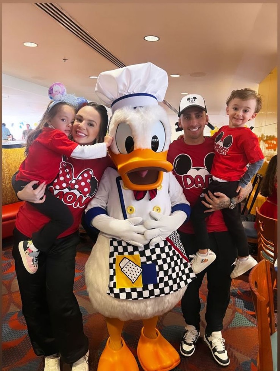 Gustavo Mosquito com Pato Donald e a família nos EUA — Foto: Reprodução
