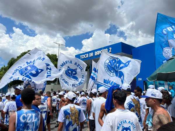Embarque do cruzeiro: Torcida manifesta apoio na Toca antes de partida.