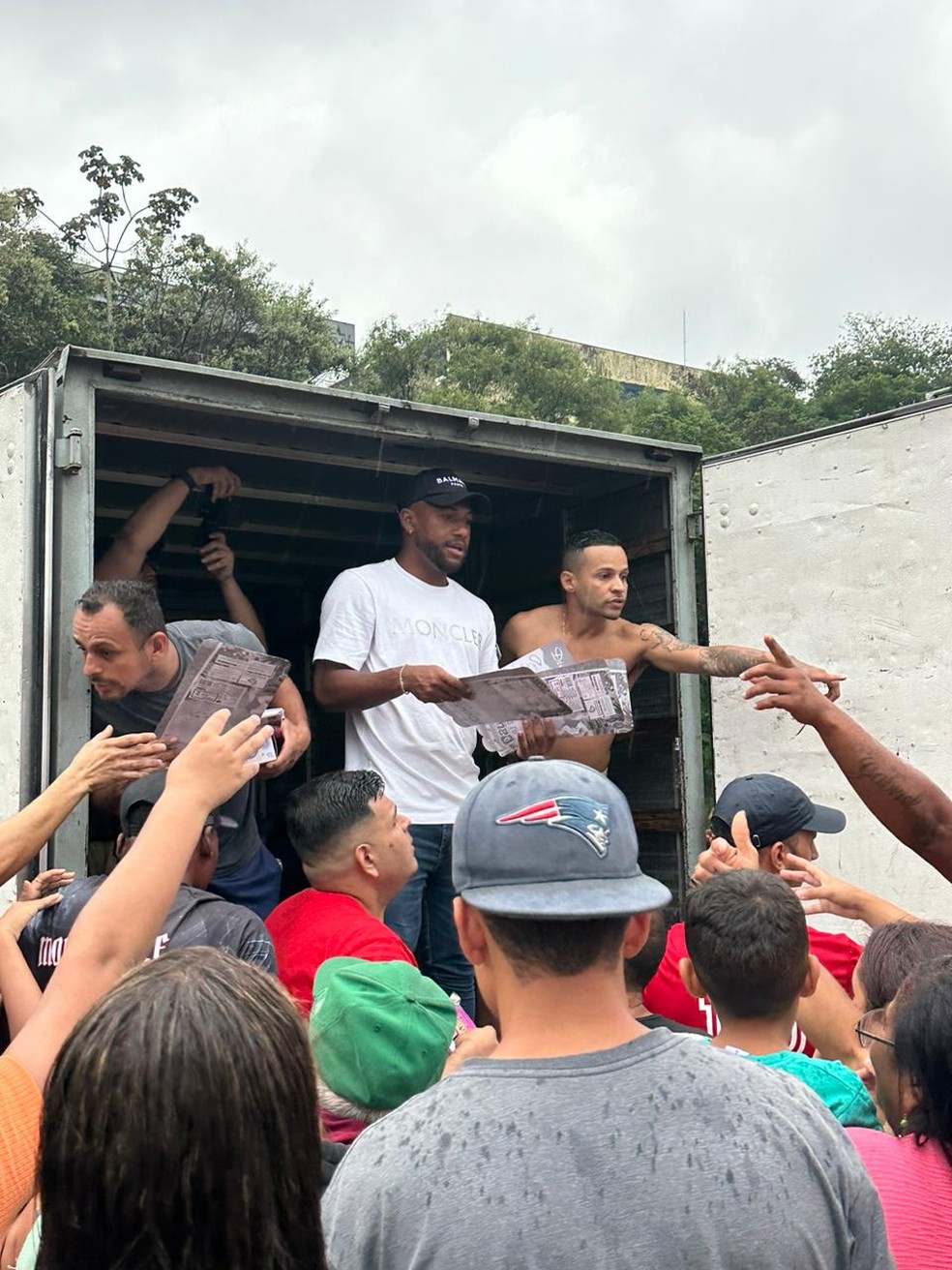Luan e amigos distribuíram presentes neste Dia das Crianças — Foto: Sarah Bueno