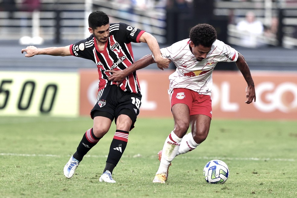 Michel Araújo e Lucas Evangelista em Bragantino x São Paulo — Foto: Marcello Zambrana/AGIF
