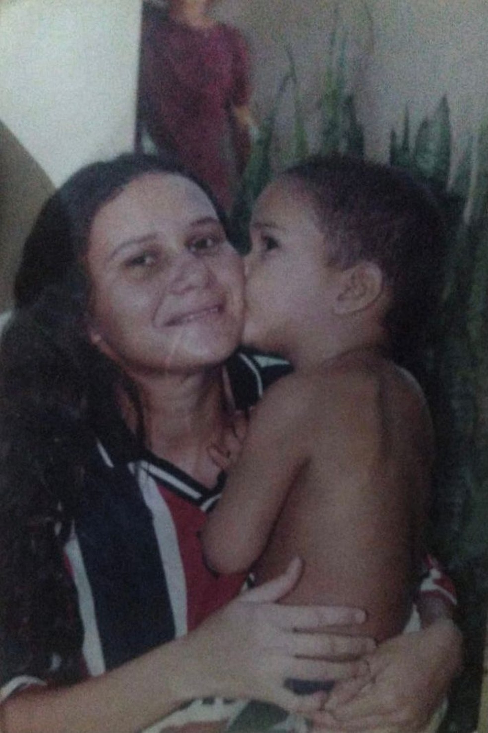 Rayr com a mãe na infância — Foto: Arquivo Pessoal