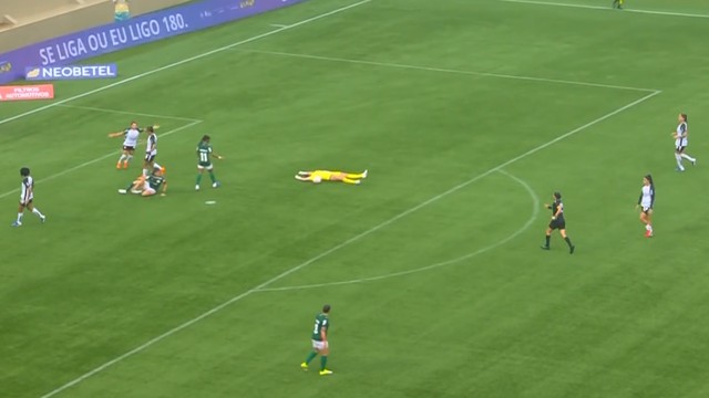 Lelê, goleira do Corinthians, cai no gramado após levar pancada na cabeça em jogo contra Palmeiras na Supercopa Feminina