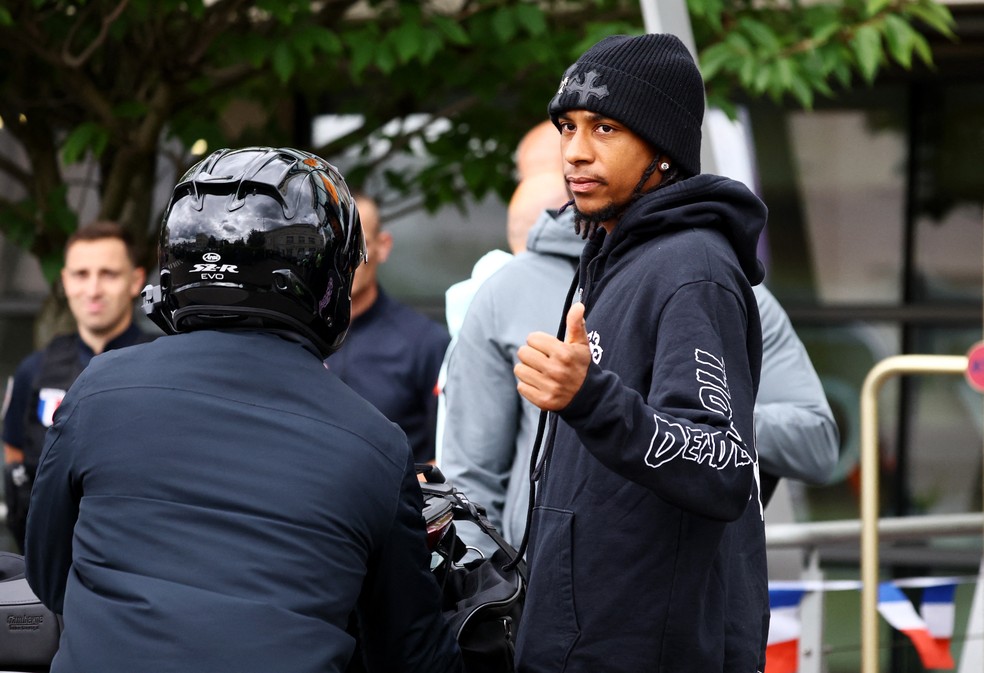 Michael Olise chega ao aeroporto para o embarque da seleção francesa — Michael Olise