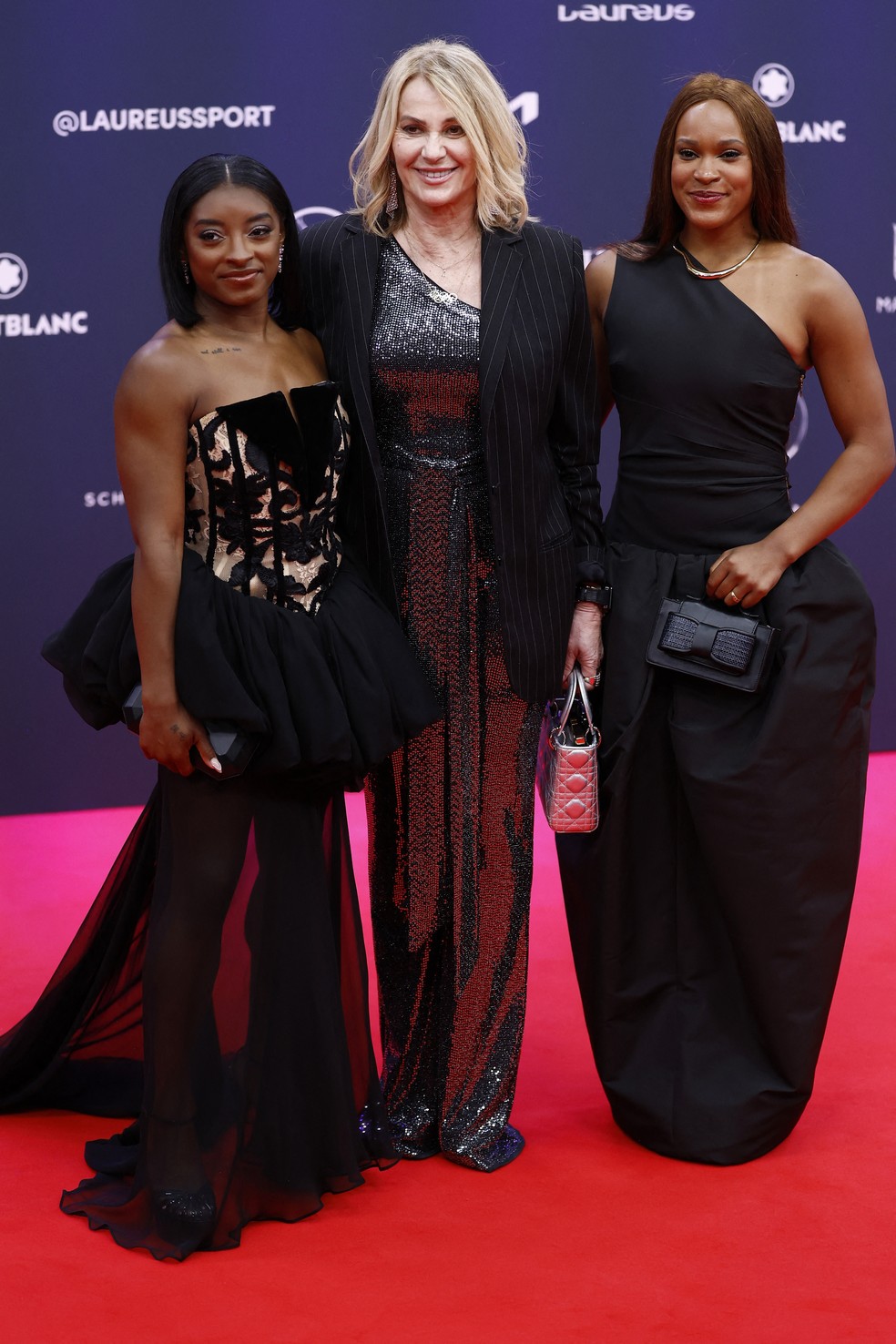 Rebeca Andrade, Simone Biles e Nadia Comaneci na cerimônia do Prêmio Laureus — Foto: REUTERS/Juan Medina