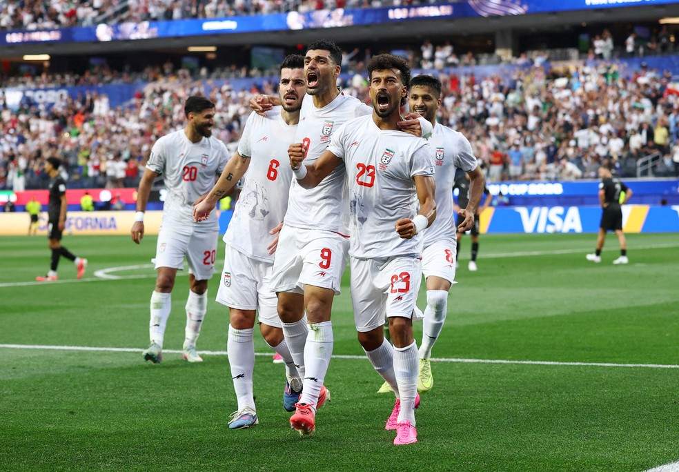 Ramin Rezaeian comemora gol do Irã contra a Nova Zelândia — Foto: REUTERS