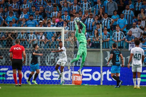 Caíque ganha nova chance no gol do Grêmio e vive expectativa por renovação de contrato