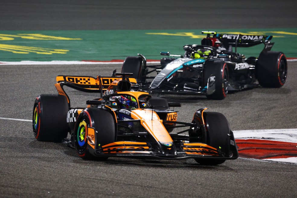 Oscar Piastri à frente de Lewis Hamilton durante o GP do Bahrein da F1 2024 — Foto: Clive Rose/Getty Images
