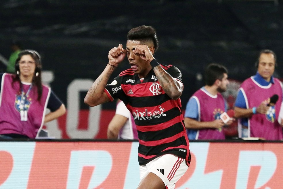 Bruno Henrique do Flamengo comemora gol com 
