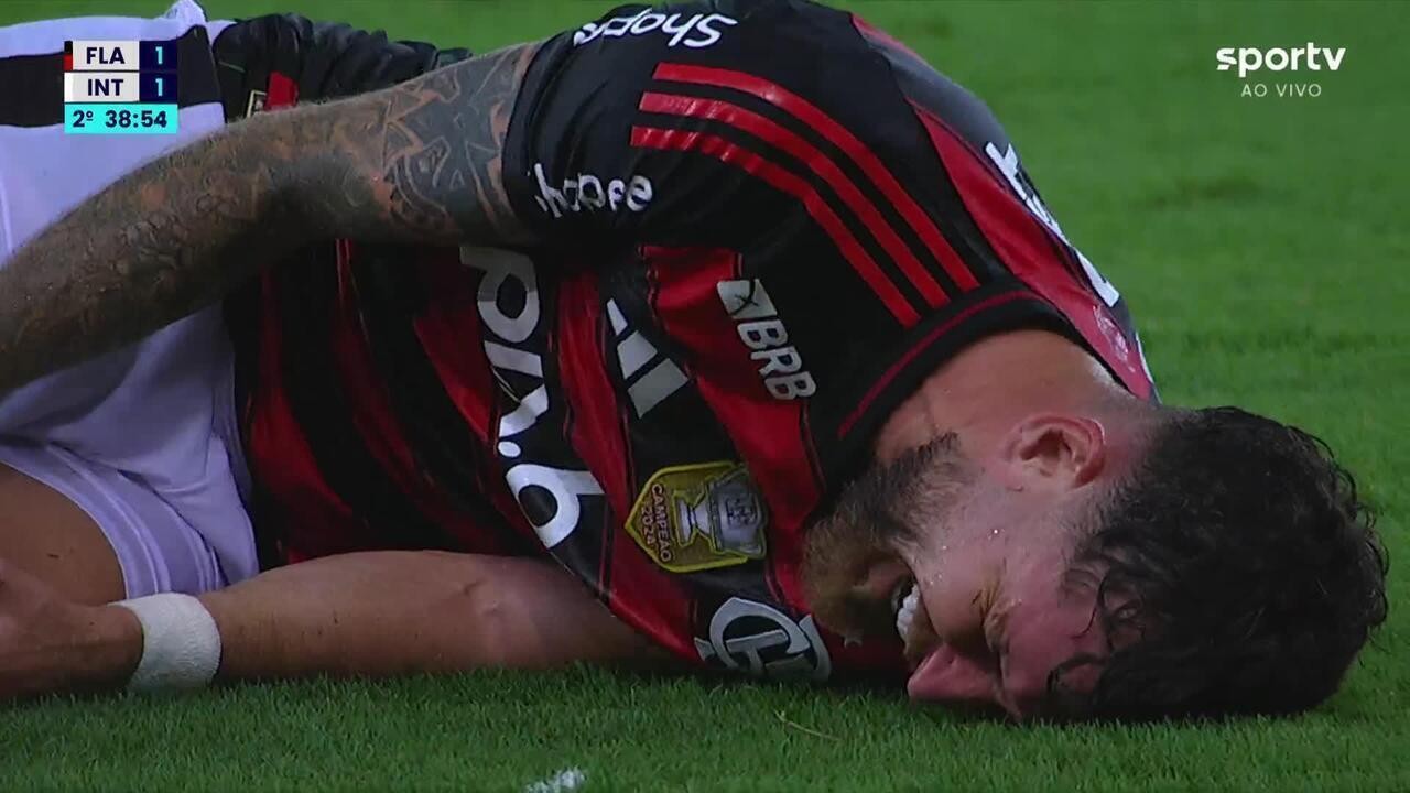 Avaliação do Flamengo: Léo Pereira deixa campo com dores durante jogo.