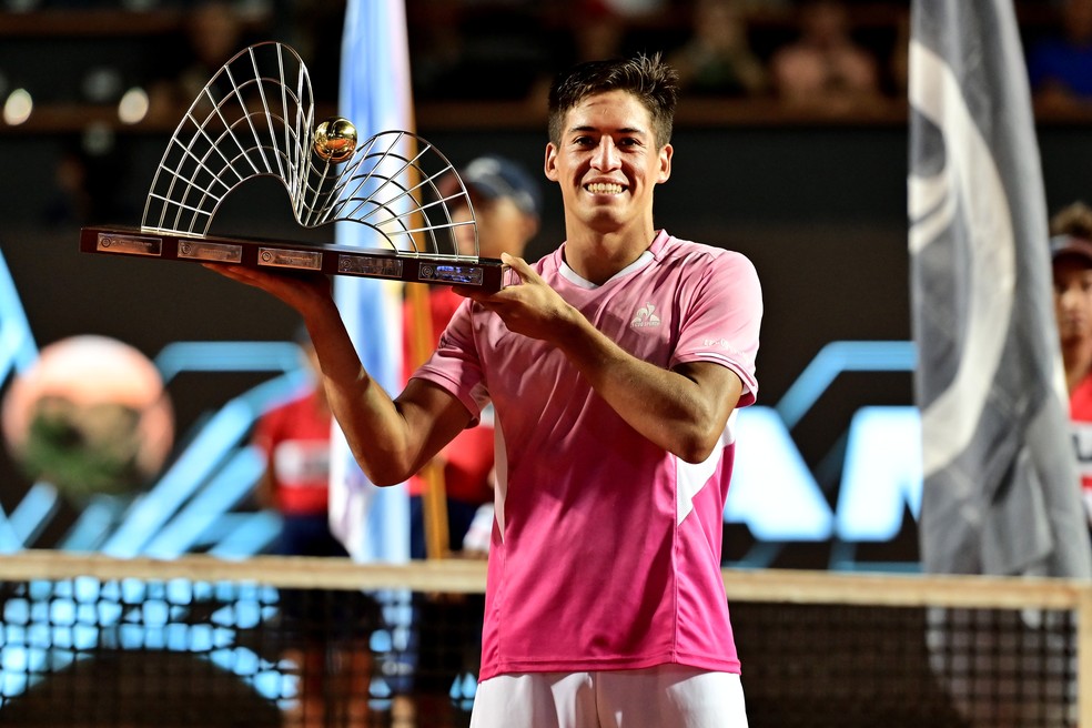 Sebastián Báez com o troféu de campeão do Rio Open 2025 — Foto: Fotojump