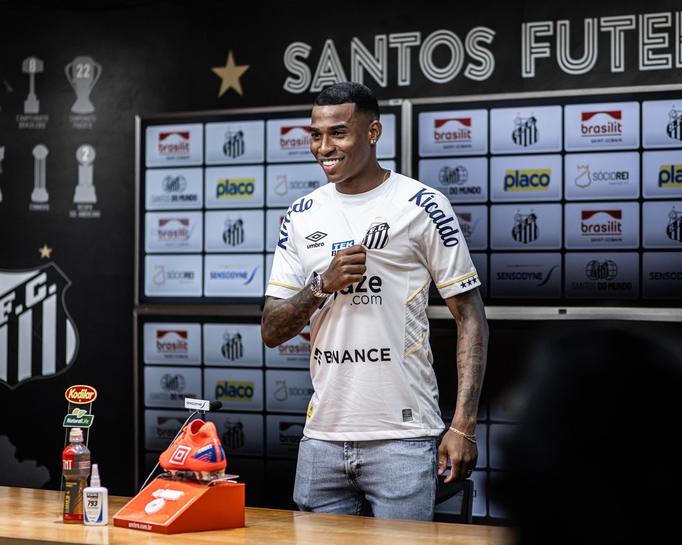 Jean Lucas é apresentado ao Santos — Foto: Raul Baretta/ Santos FC