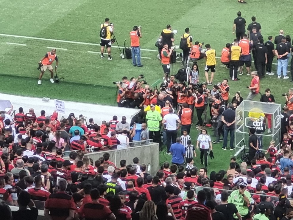 Cercado por fotógrafos, Tite e Felião se cumprimentam — Foto: Thiago Lima