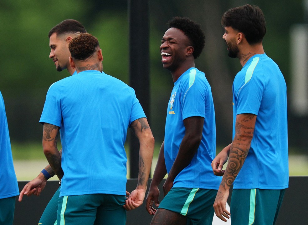 Seleção faz treino antes de - Neymar e Vini Jr em atividade
