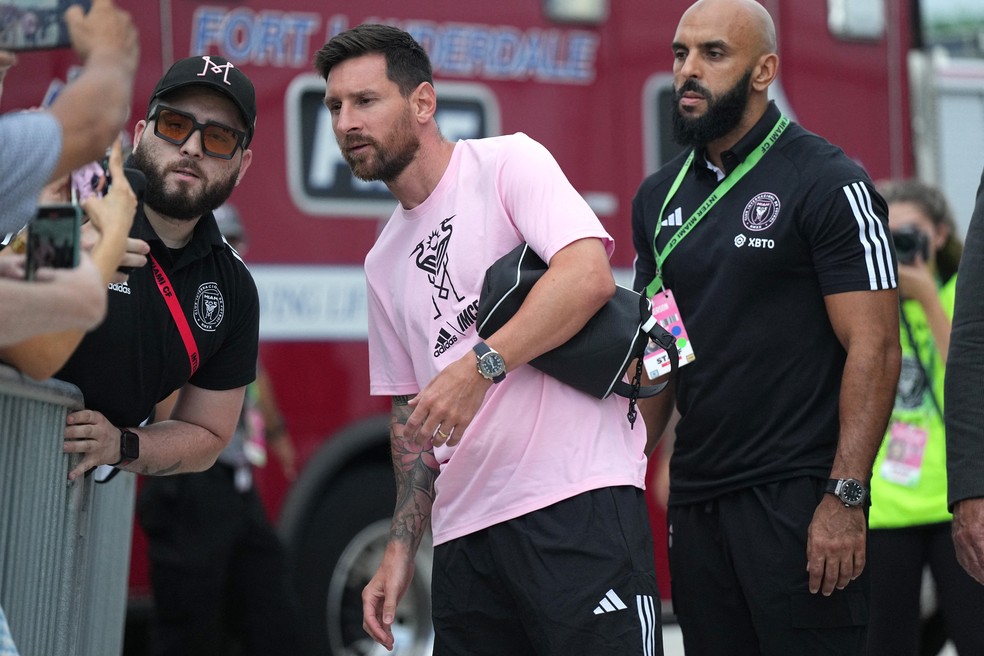 Messi chega ao estádio escoltado por Yassine Chueko — Foto: Reuters