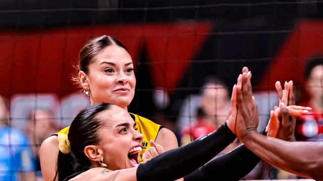 Natinha celebra um ponto no jogo da classificação