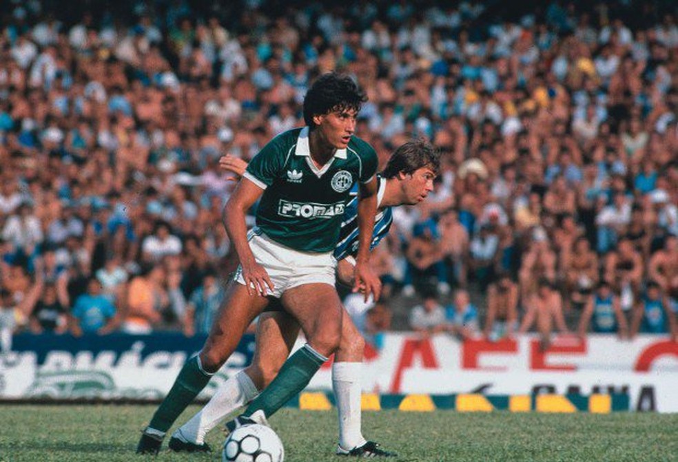 Tite em ação pelo Guarani nos anos 80 — Foto: Divulgação/@guaranifc
