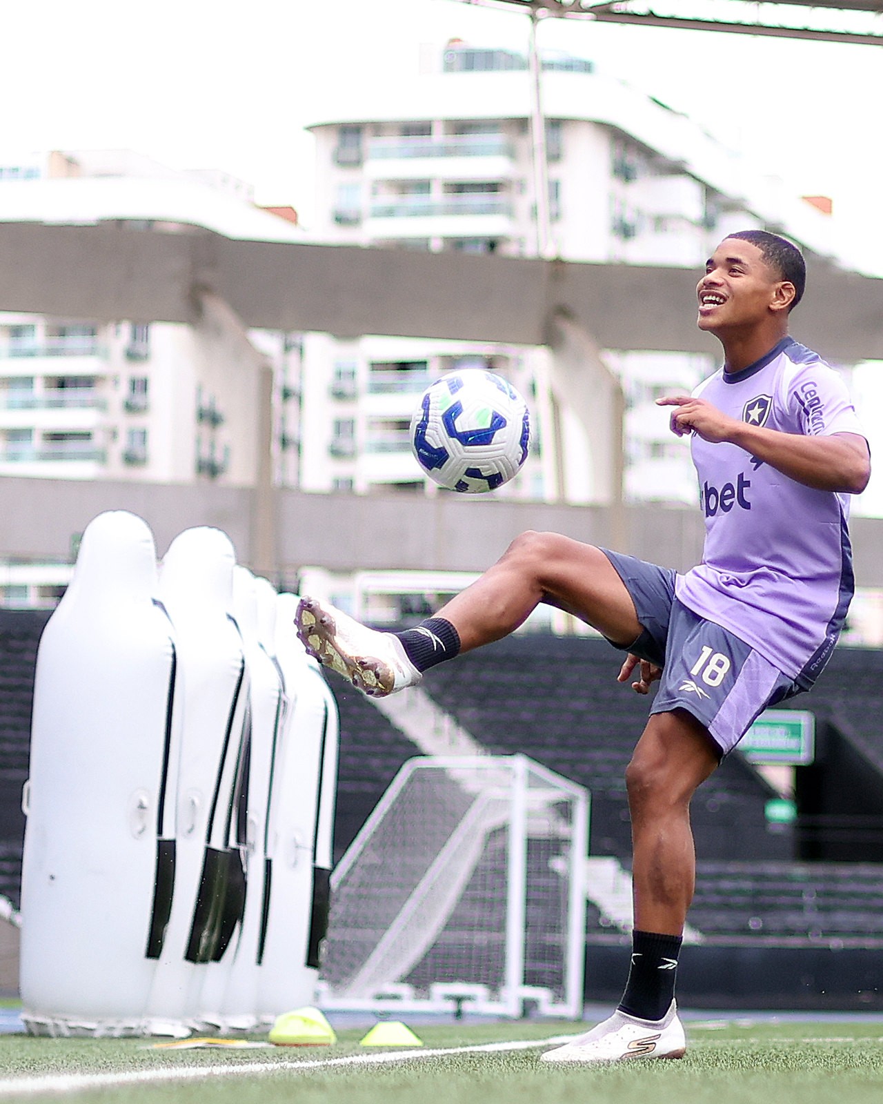Elogiado por Franclim, Huguinho ganha espaço no Botafogo sem Danilo: "Momento especial"