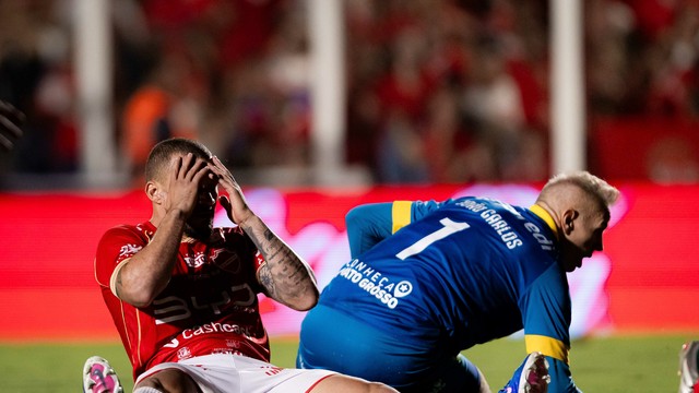 André Luís perdeu ótima chance no início do jogo