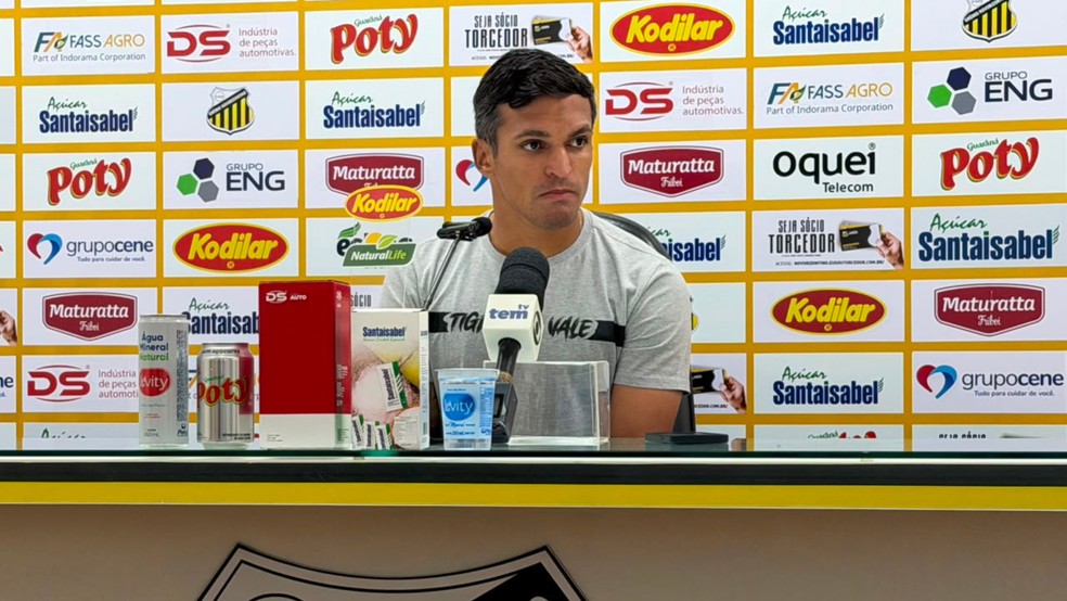 Robson falando com a imprensa após vitória