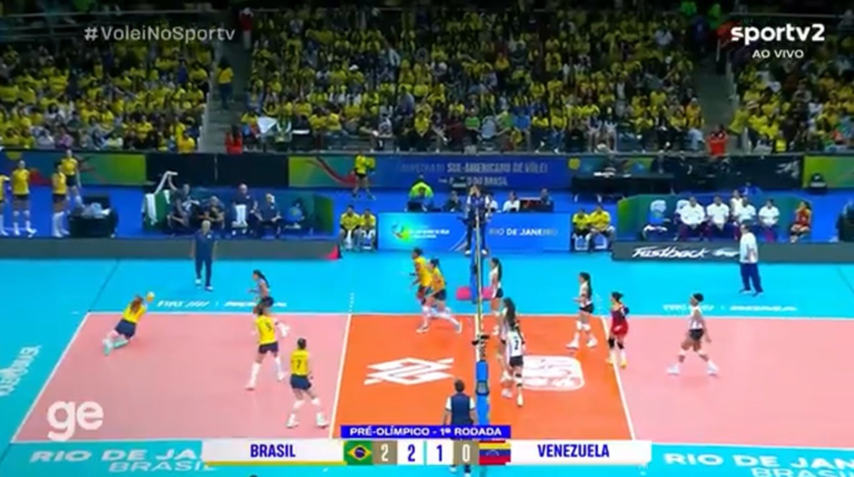 Julia Bergmann faz ponto de defesa em vitória do Brasil no Pré-Olímpico Feminino de vôlei; assista