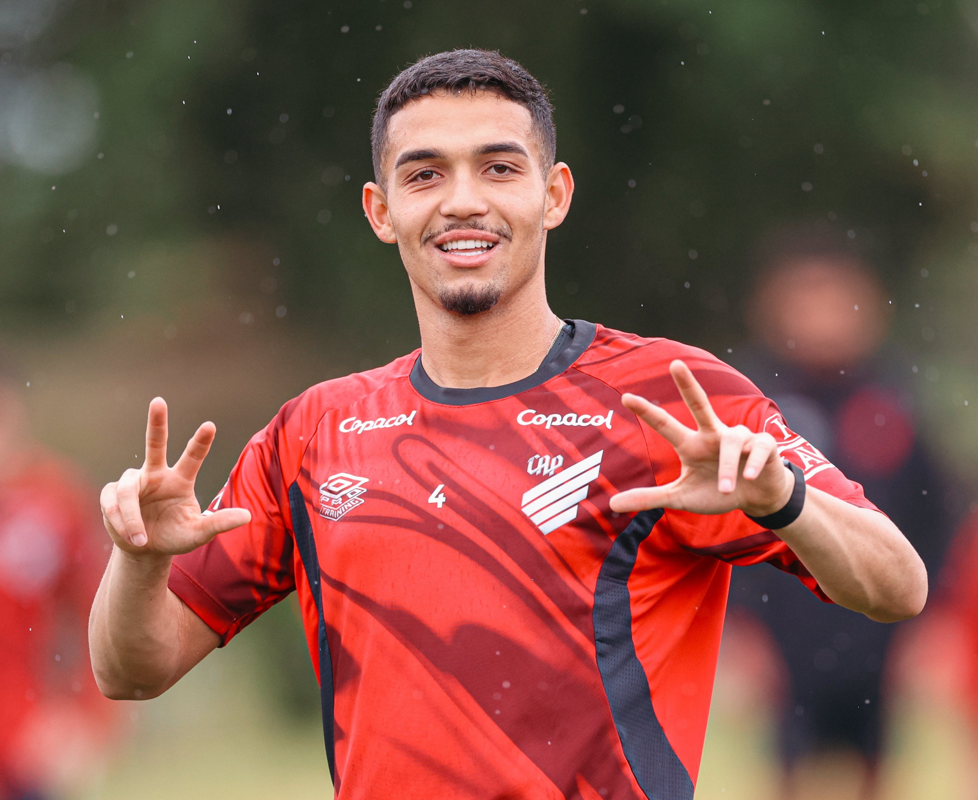 Arthur Dias retorna ao Athletico após estreia na Seleção e será "reforço" contra o Atlético-MG