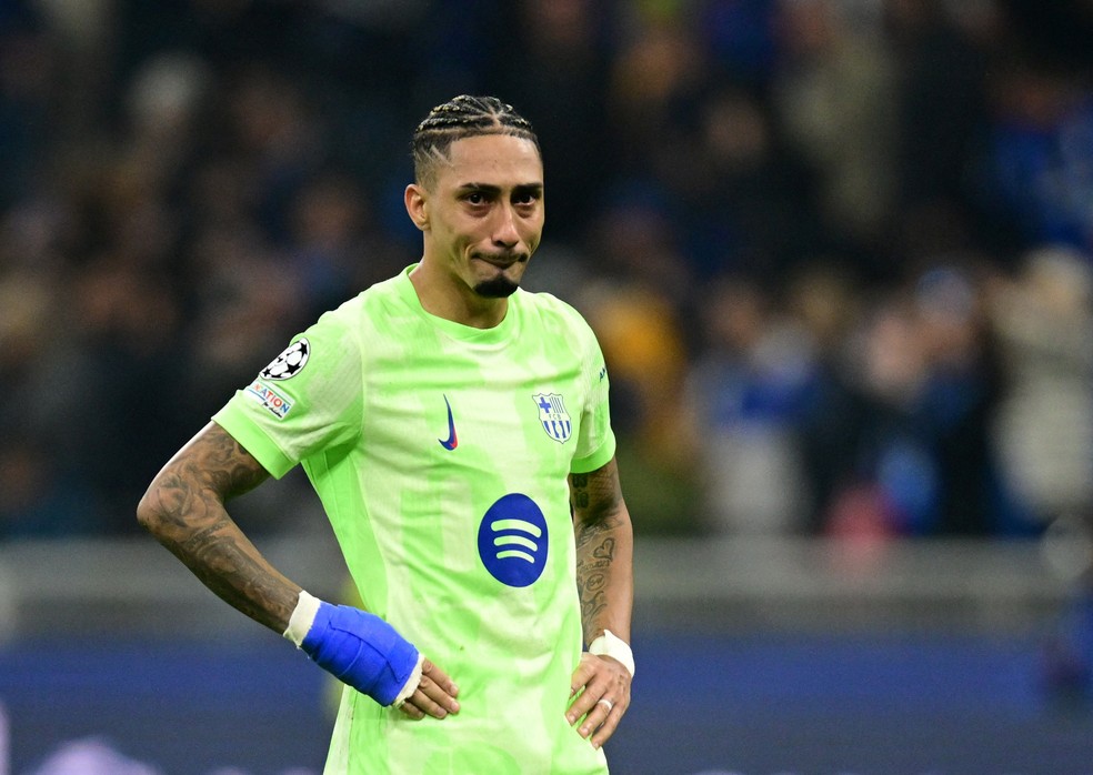 Raphinha chora após a eliminação do Barcelona da Liga dos Campeões — Foto: Reuters