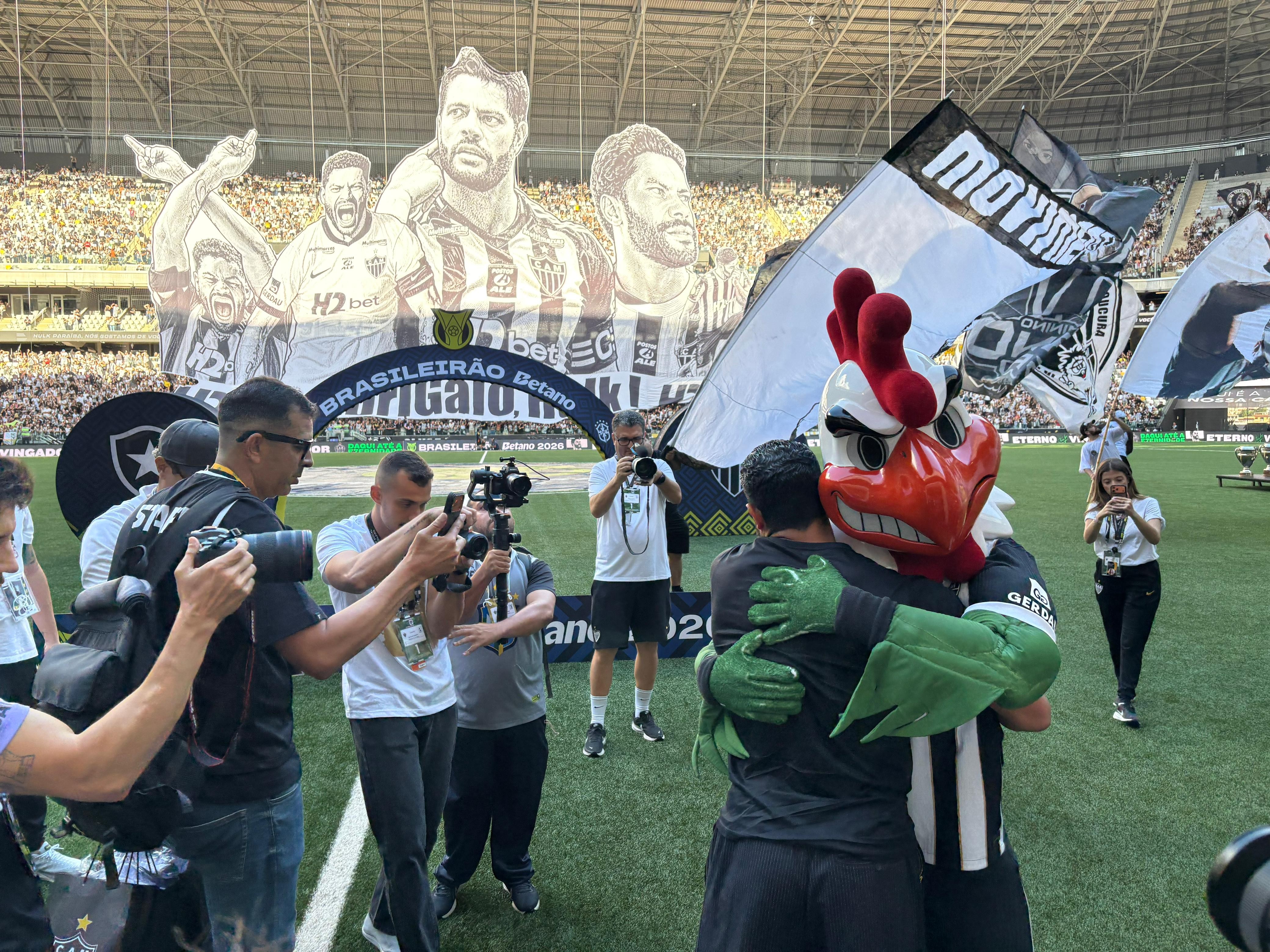Com direito a mosaico 3D, Hulk é ovacionado pela torcida do Atlético-MG em homenagem