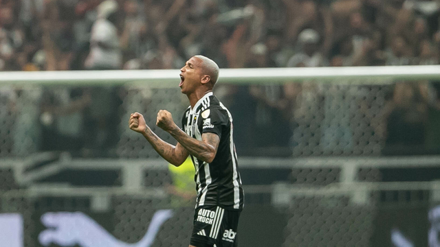 Comemoração do Deyverson com a torcida do Atlético-MG ao fundo