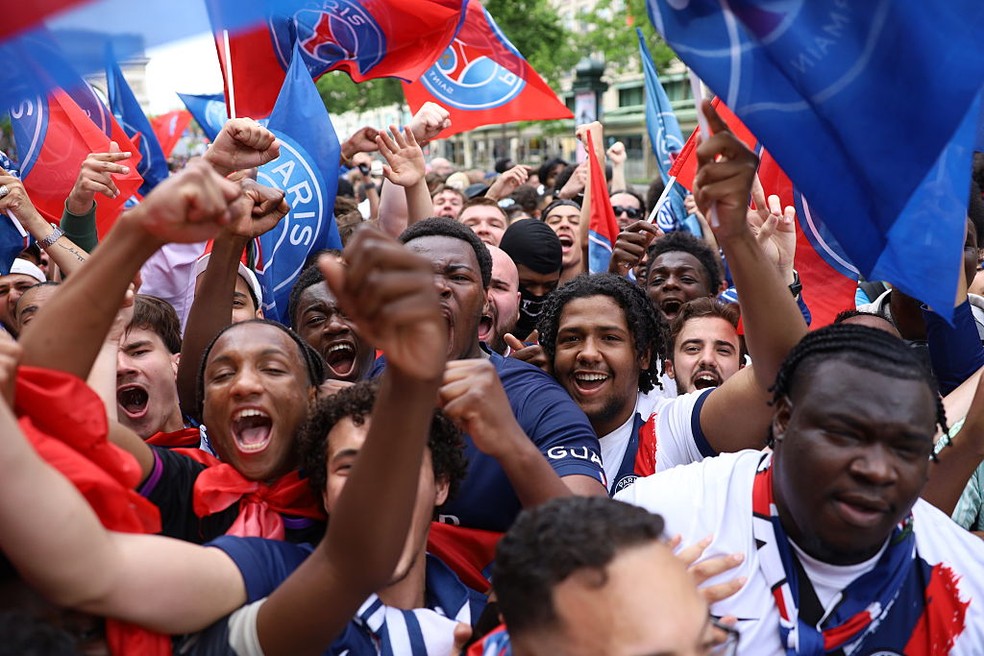 Torcida do PSG nas ruas de Paris para comemorar título da Champions — Foto: Ameer Alhalbi/Anadolu via Getty Images