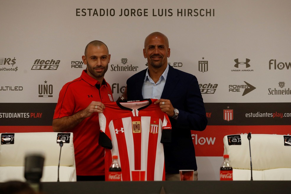 Mascherano recebe camisa do Estudiantes das mãos de Verón, presidente do clube — Foto: EFE/ Demian Alday Estévez