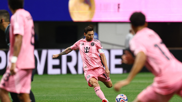 Messi cobra falta para marcar o segundo gol do Inter Miami