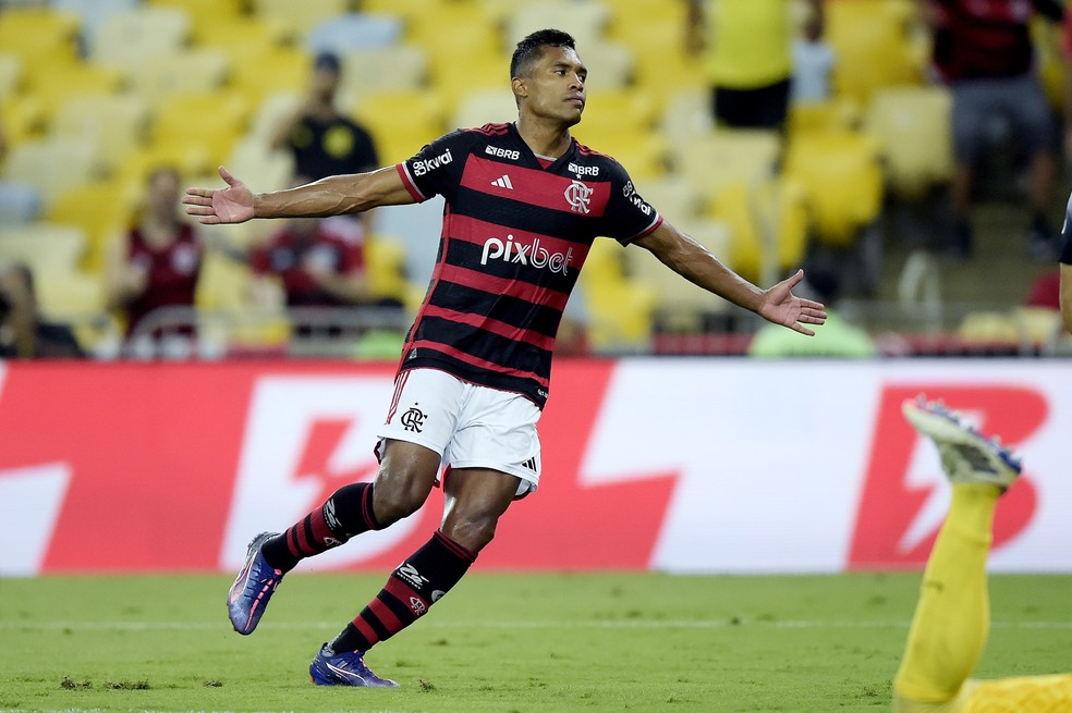 Alex Sandro comemora seu primeiro gol pelo Flamengo — Foto: Alexandre Loureiro/AGIF