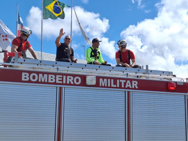 Robson Conceição no carro do Corpo de Bombeiros — Foto: Rafael Teles