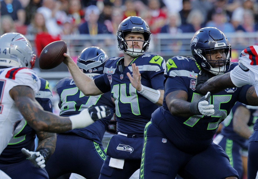 Sam Darnold, dos Seahawks, em ação no Super Bowl LX, contra os Patriots — Foto: Mike Blake/Reuters