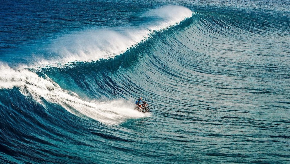 O dia em que Robbie Maddison surfou de moto na temida onda de Teahupoo — Foto: Red Bull