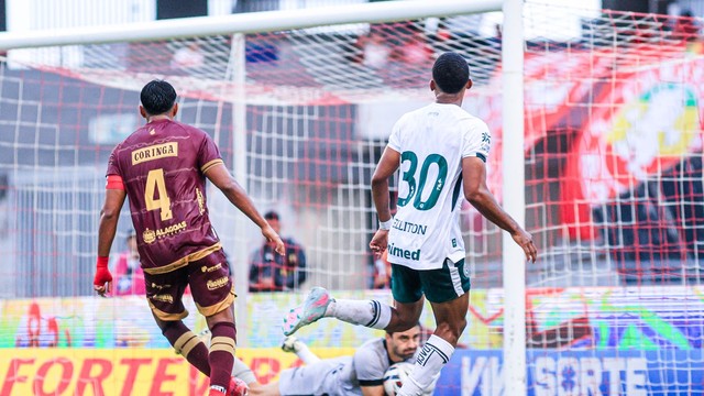 Matheus Albino, goleiro do CRB, defende chute de Welliton