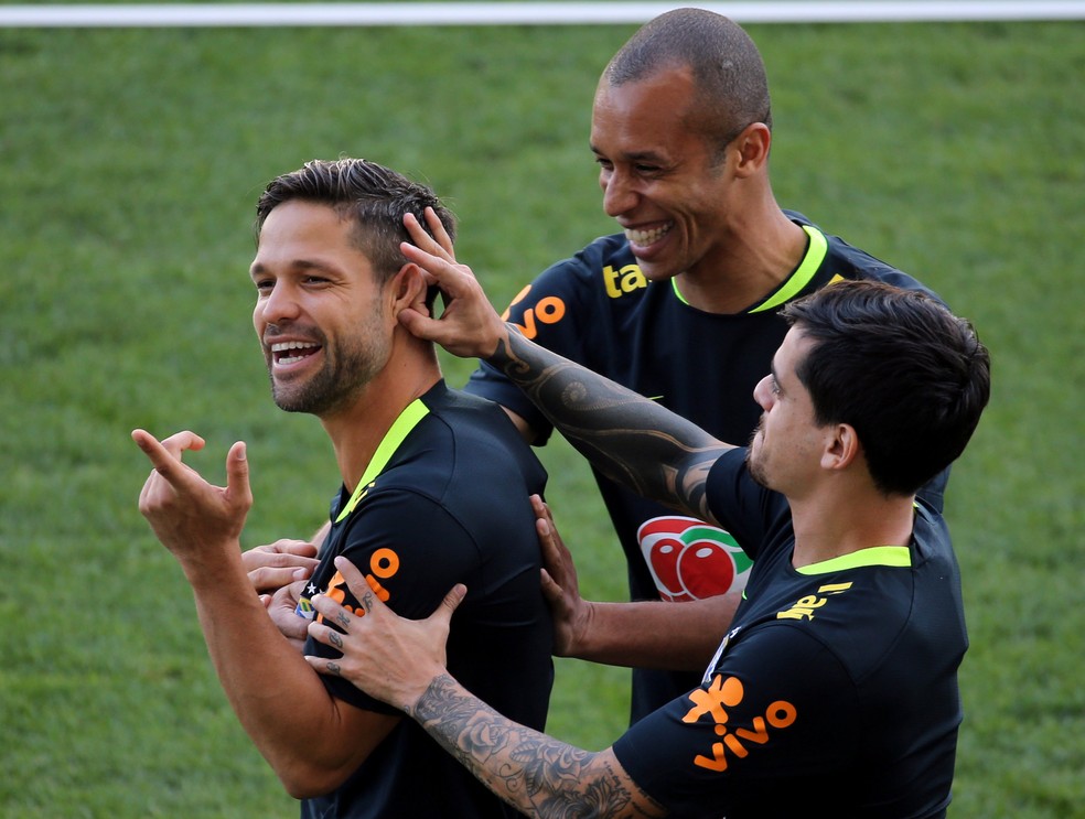 Diego com Miranda e Philippe Coutinho na seleção brasileira — Foto: REUTERS/Paulo Whitaker