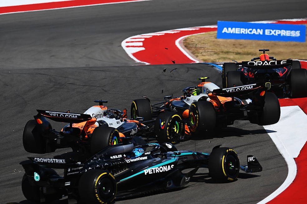 Norris, Piastri e Alonso abandonam após batida na largada da corrida sprint nos EUA — Foto: Clive Mason/Getty Images