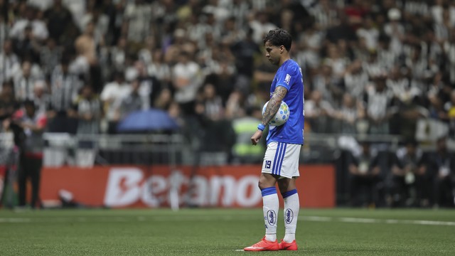 Kaio Jorge se prepara para bater pênalti do Cruzeiro contra o Atlético-MG