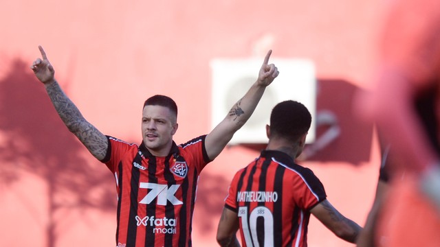 Renato Kayzer comemora gol do Vitoria sobre o Bragantino Campeonato Brasileiro 2025